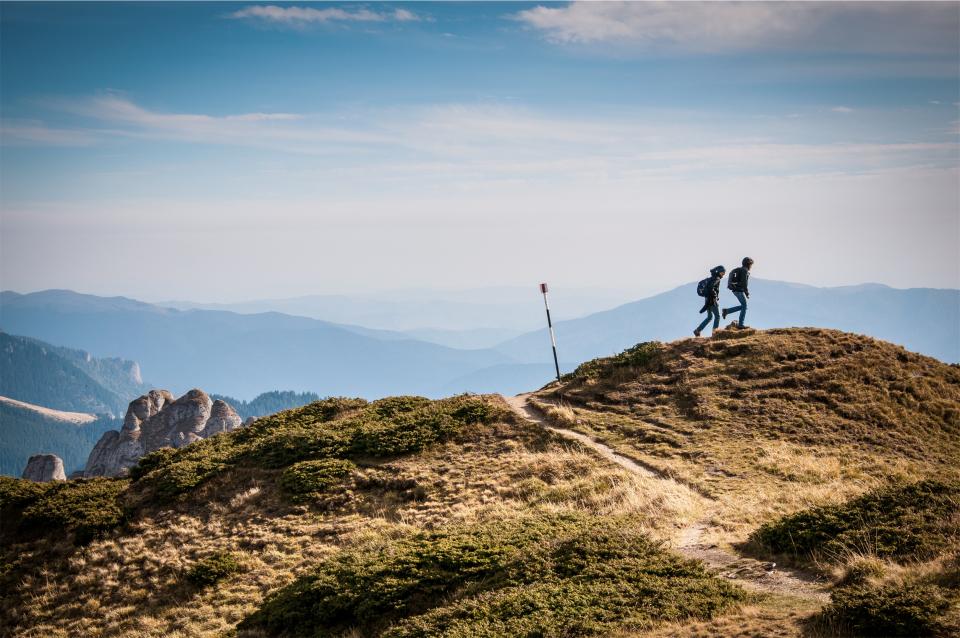 hiking, hikers, backpacks, knapsacks, trekking, walking, fitness, mountains, hills, peaks