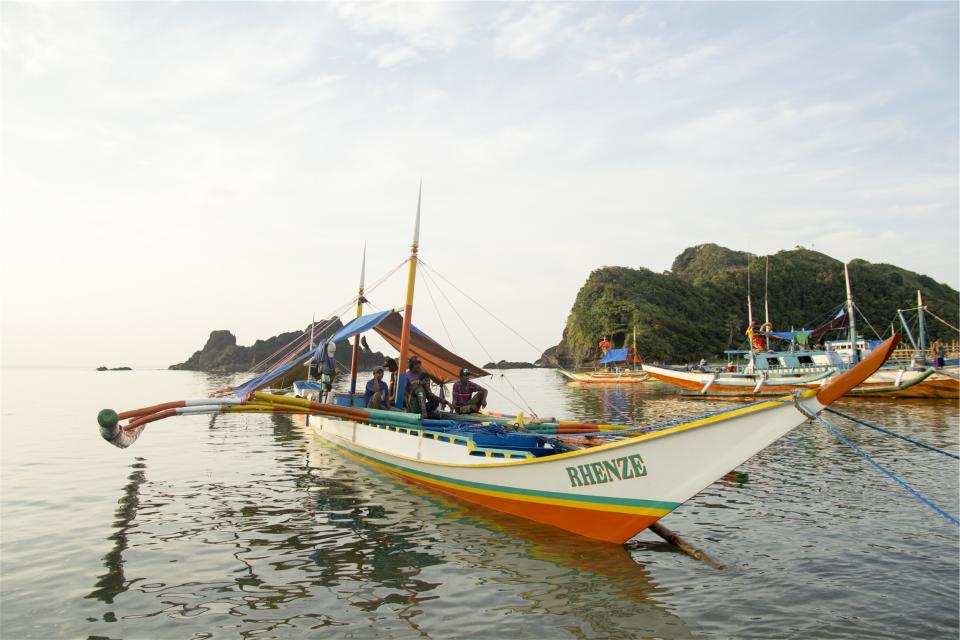 water sunshine ropes people islands docks boats 