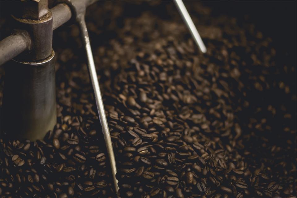 roasting grinding coffeebeans 