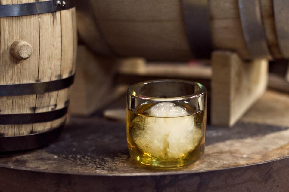 woodbarrels whiskey scotch ontherocks liquor ice glass drink alcohol 