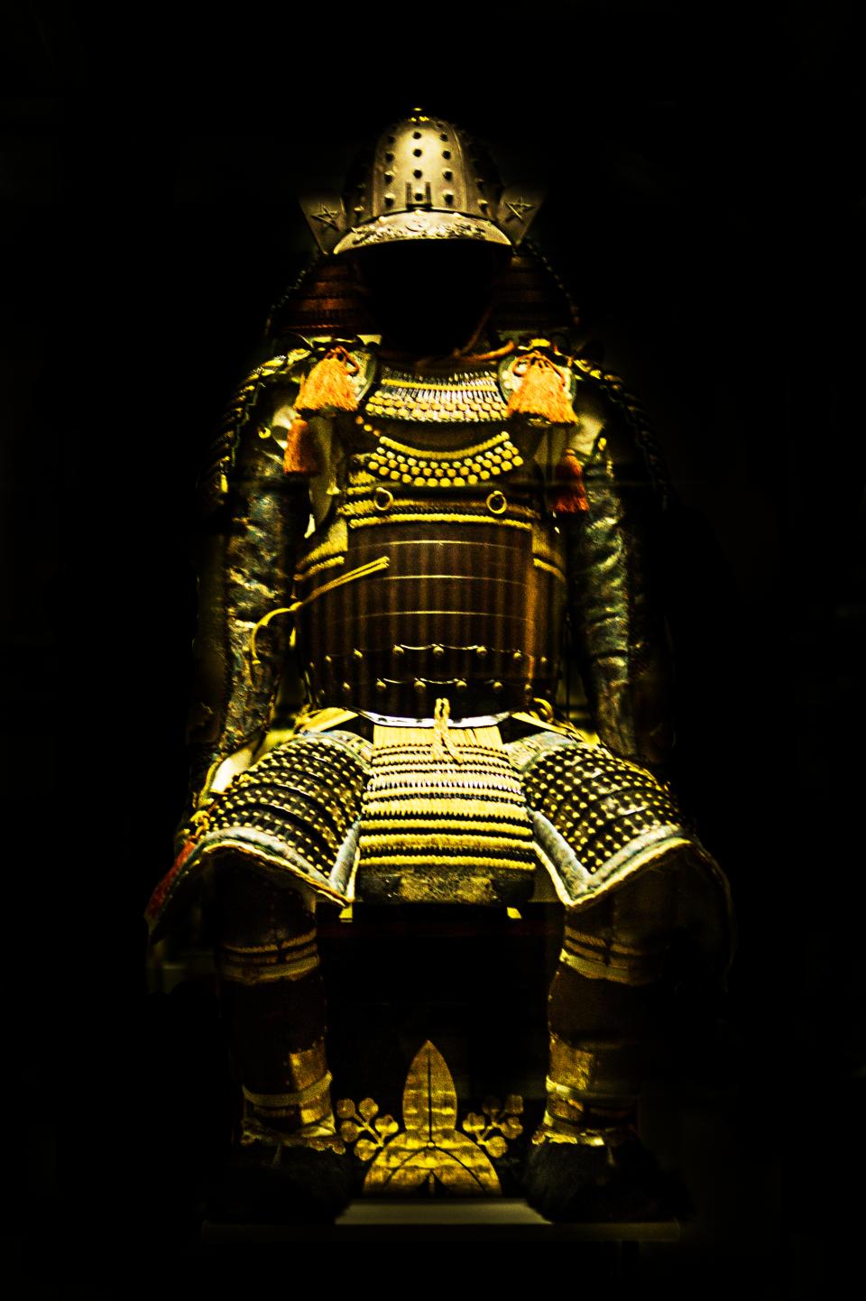 statue samurai gold armour 