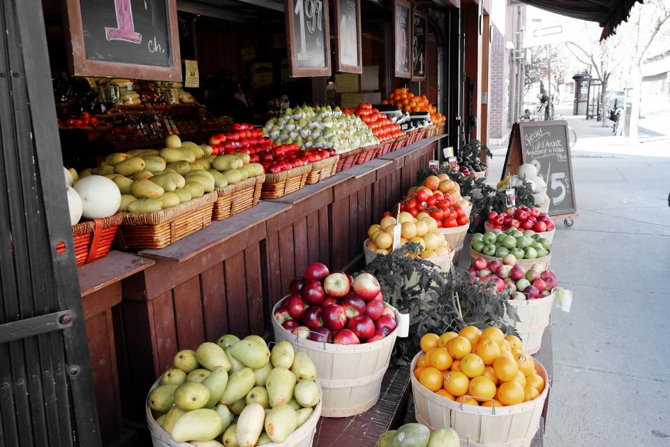 vegetables tomatoes street prices pears oranges market mangos fruits cantaloupe baskets apples 