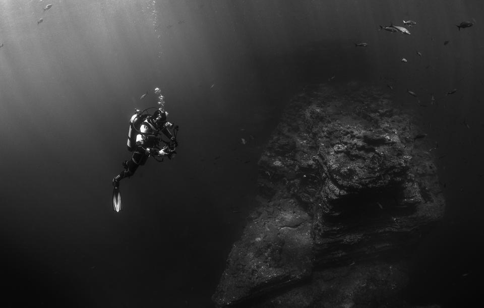 underwater sea scubadiving rocks oxygen flippers fish dive dark bubbles 