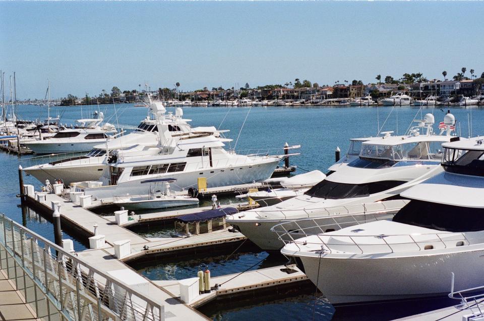 yachts wealthy water sunshine sunny rich newport houses docks boats 