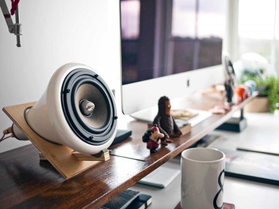 work wood trinkets speaker sound shelf office music mug monitor mac figurines desk cup 
