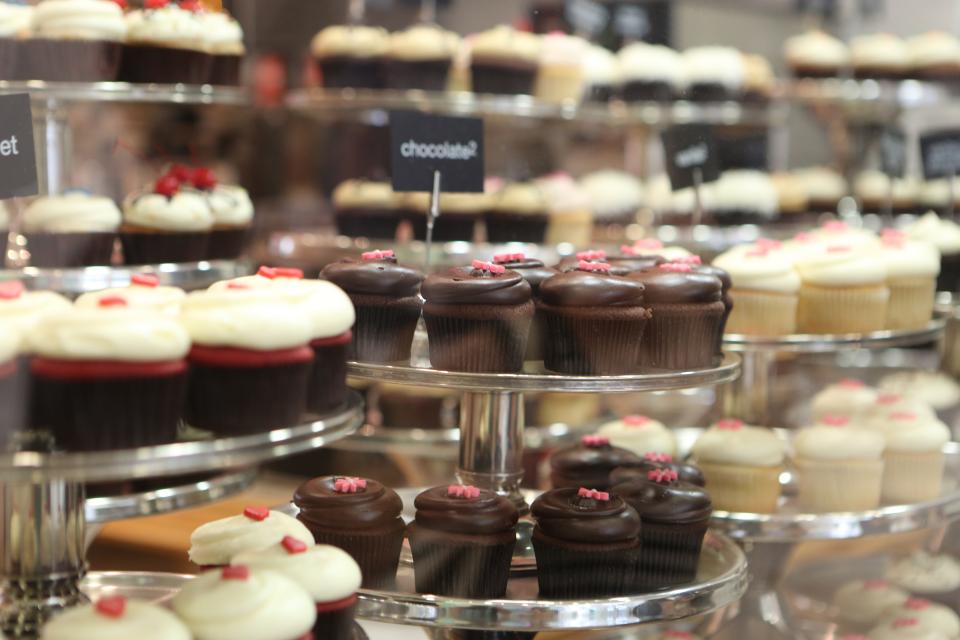 vanilla treats sweets icing display dessert cupcakes chocolate 