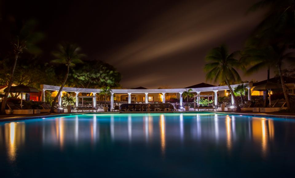swimmingpool palmtrees night lights dark 