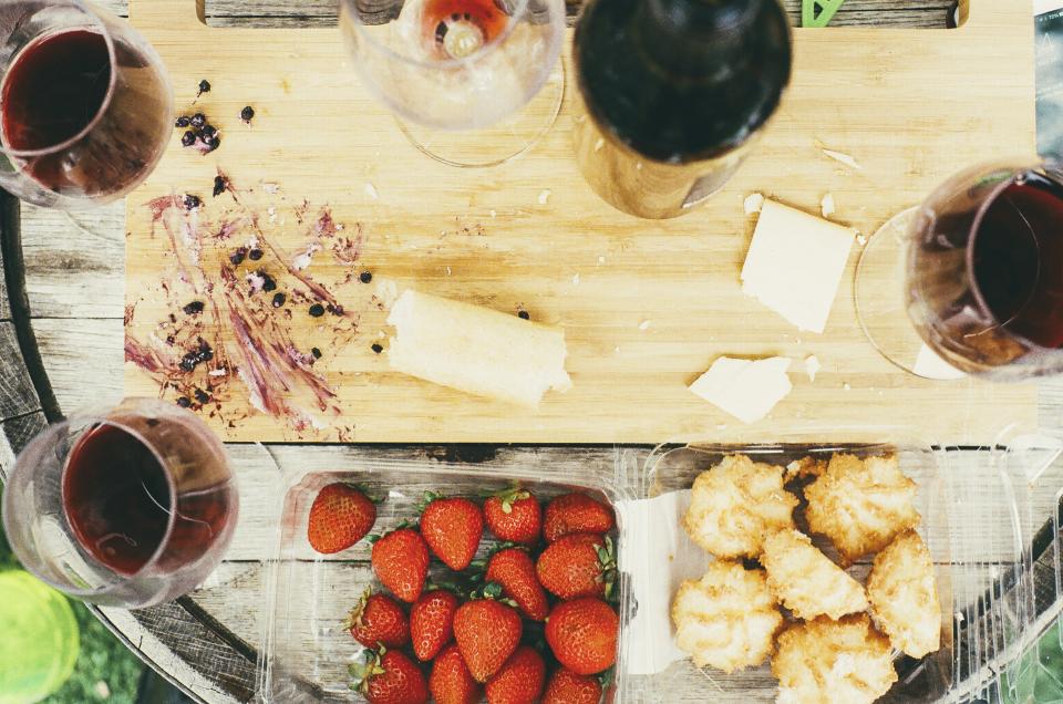 wine strawberries glass fruits food drink cuttingboard cookies cheese berries 