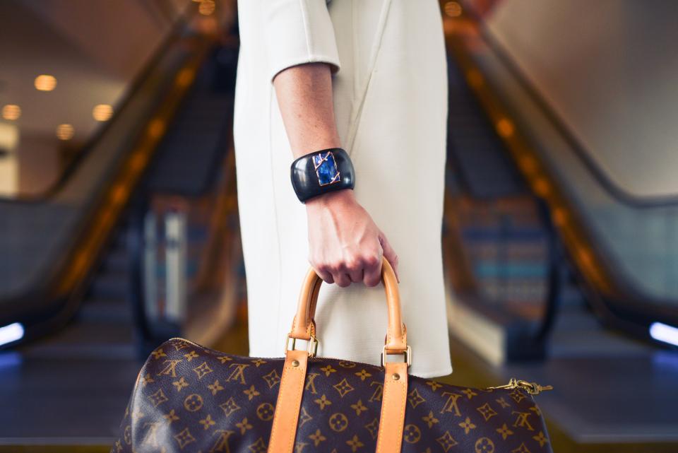 woman watch luxury louisvuitton fashion expensive bag 