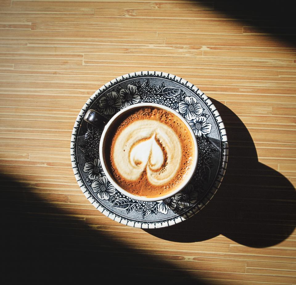 wood table plate mug milk latte froth foam cup cream coffee cappuccino 