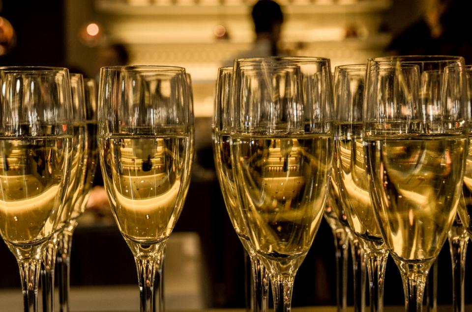 sparklingwine nye newyears glasses champaign celebration 