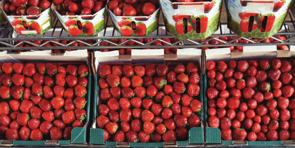 strawberry strawberries market fruits food 