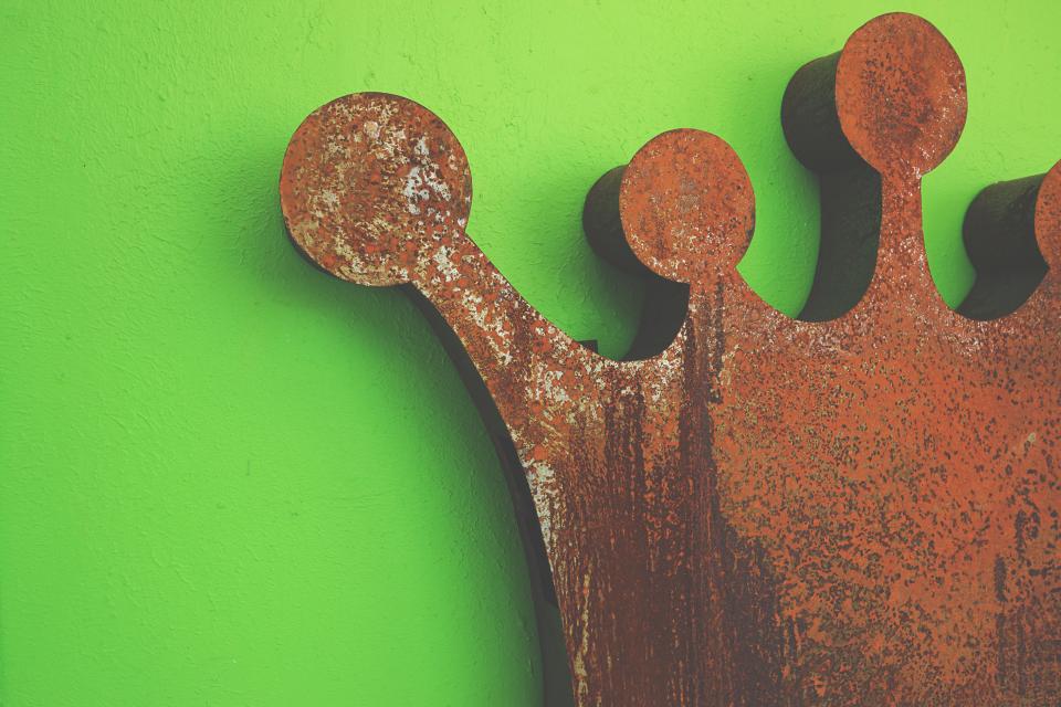 wall rust green crown 