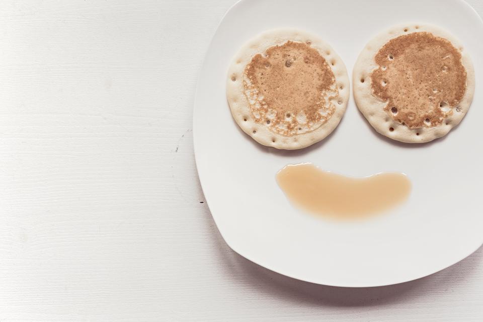 smileyface plate pancakes morning maplesyrup food breakfast 