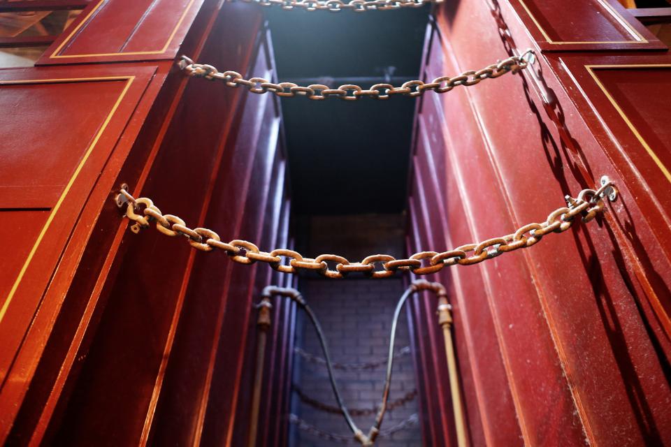walls red links chains 