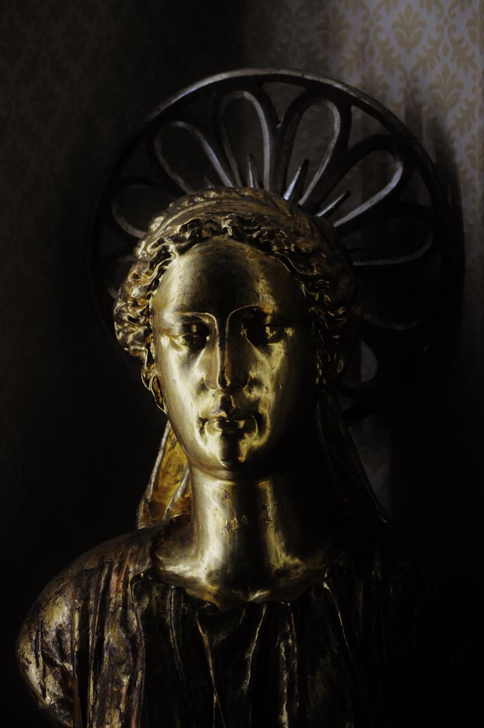 statue gold angel 