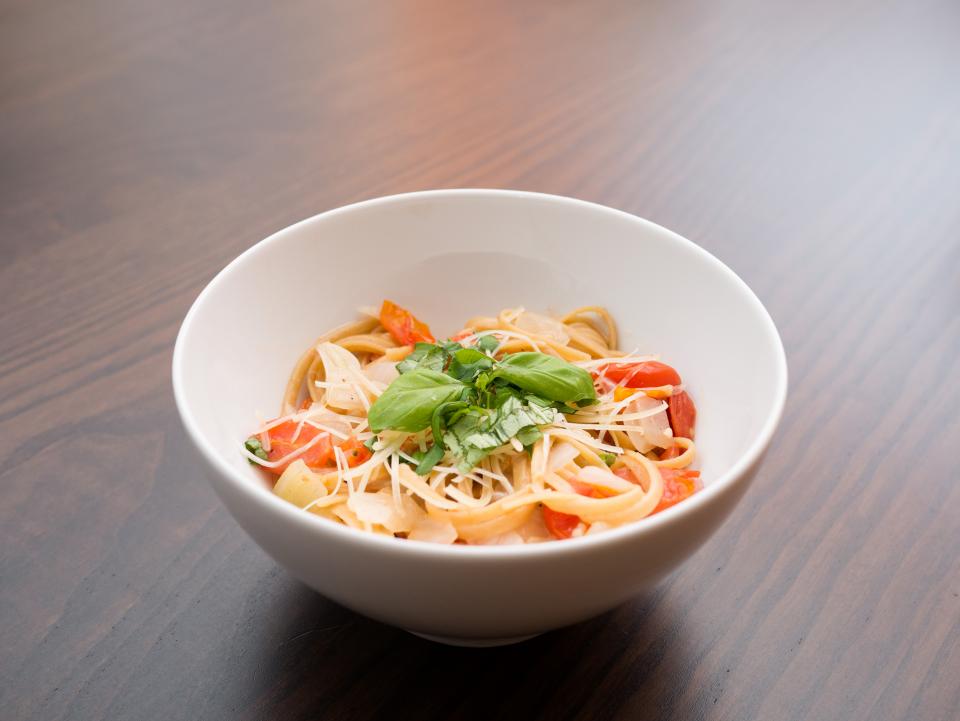 wood tomato pasta food bowl basil 