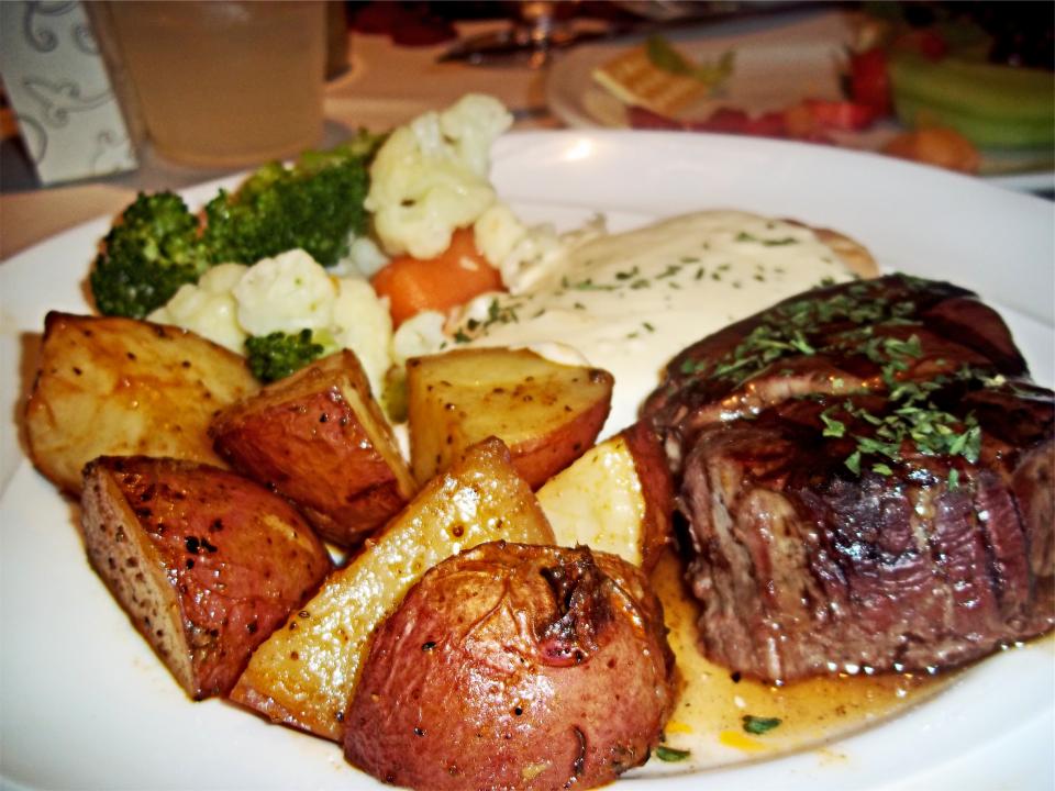 steak potatoes plate food dinner cauliflower broccoli 