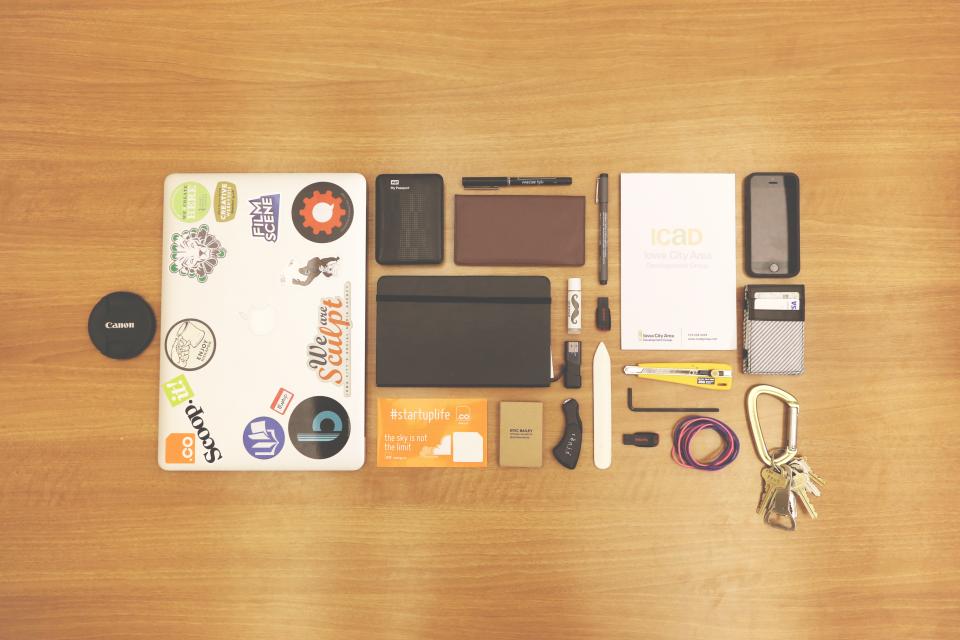 wallet usb startups pens notepads MacBook laptop knife keys iphone computer 