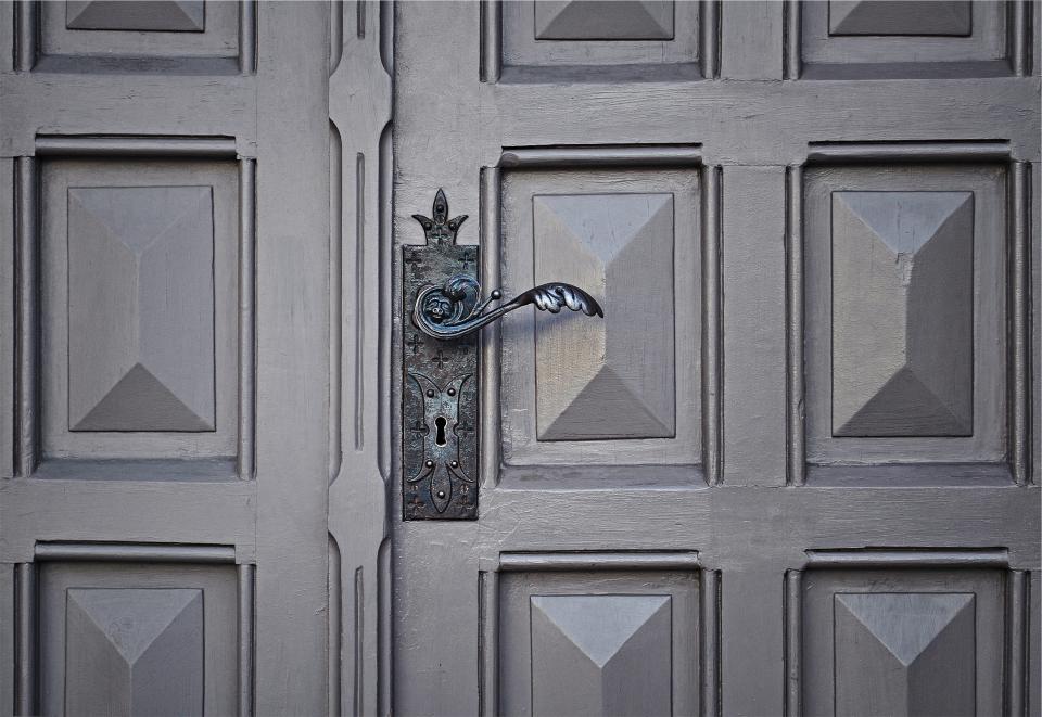 keyhole handle door 