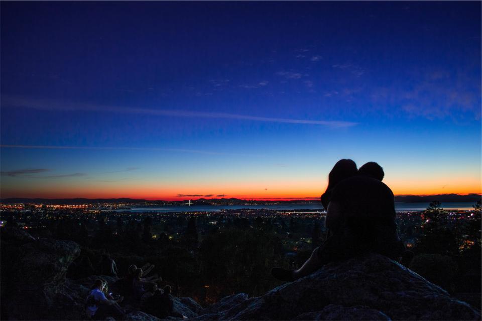 view sunset silhouette people lights kissing dusk couple city 