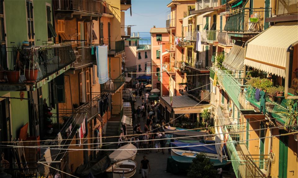 walking streets people pedestrians Italy houses clothesline buildings balcony balconies apartments 
