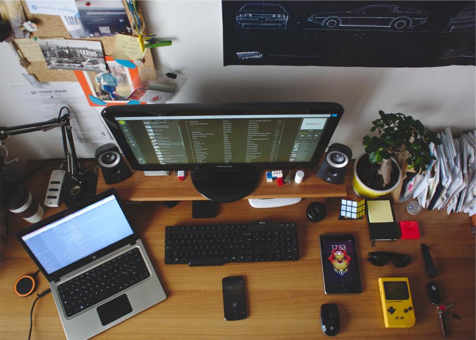 desk, office, room, laptop, hp, monitor, keyboard, computer, pc, cell phone, mobile, mouse, gameboy, sunglasses, rubix cube, gameboy, keys, post-it notes, papers, technology
